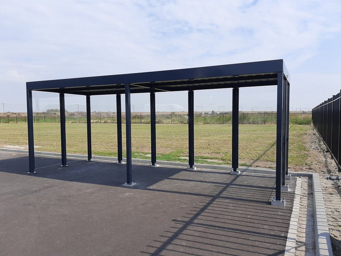 Overkapping voor fietsen op een schoolplein