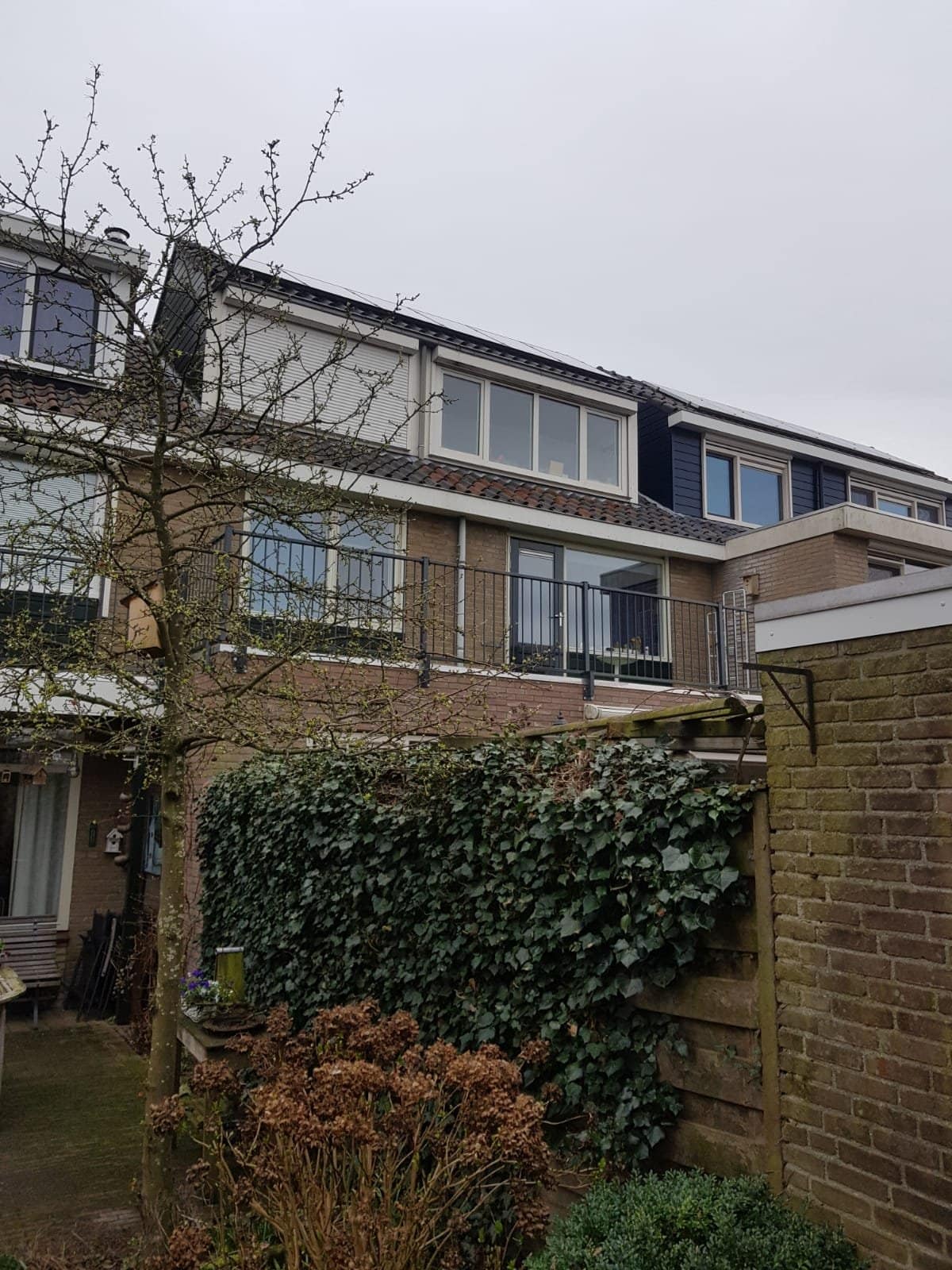 Balkonhekwerk met strakke aansluiting op de gevel