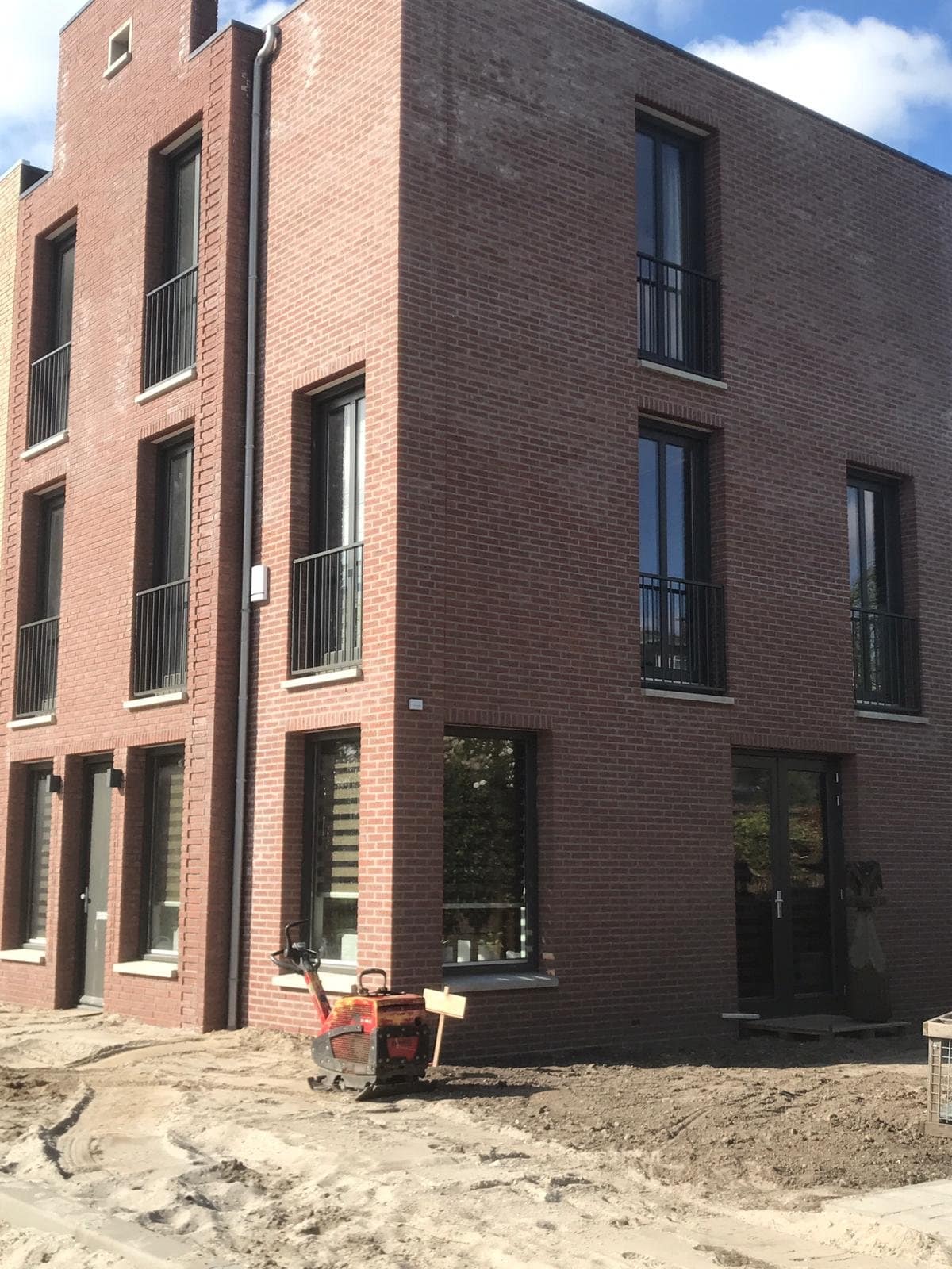 Montage van balkonhekwerk aan een balkon