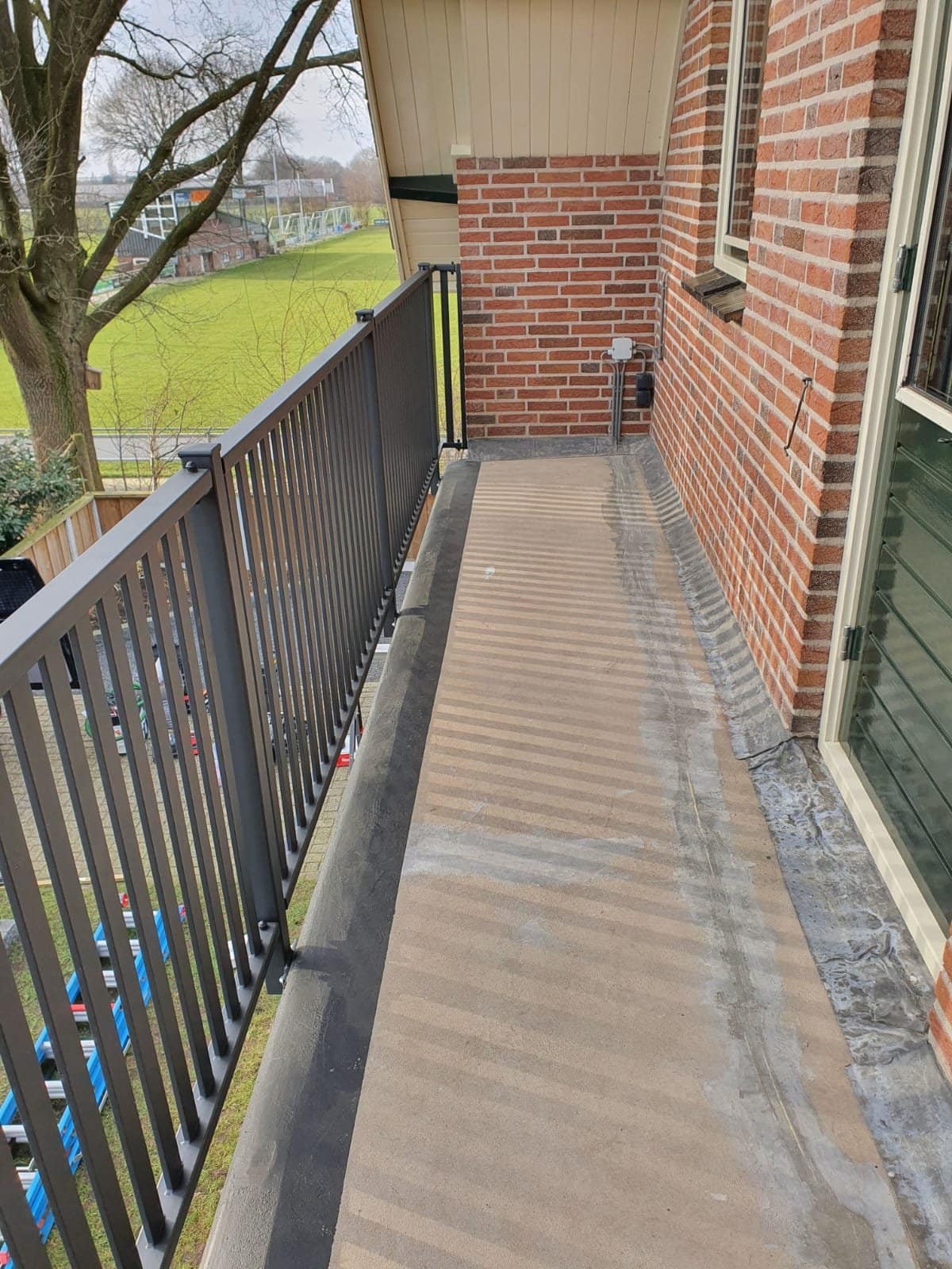 Balkon met hek en houten leuning