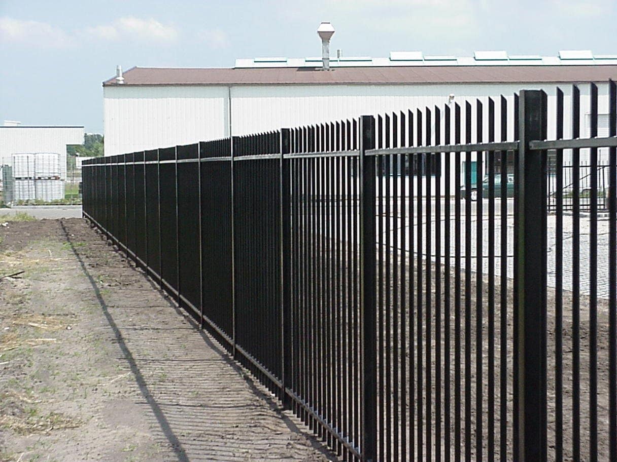 Spijlenhekwerk plaatsen: fundering, palen en montage stap voor stap