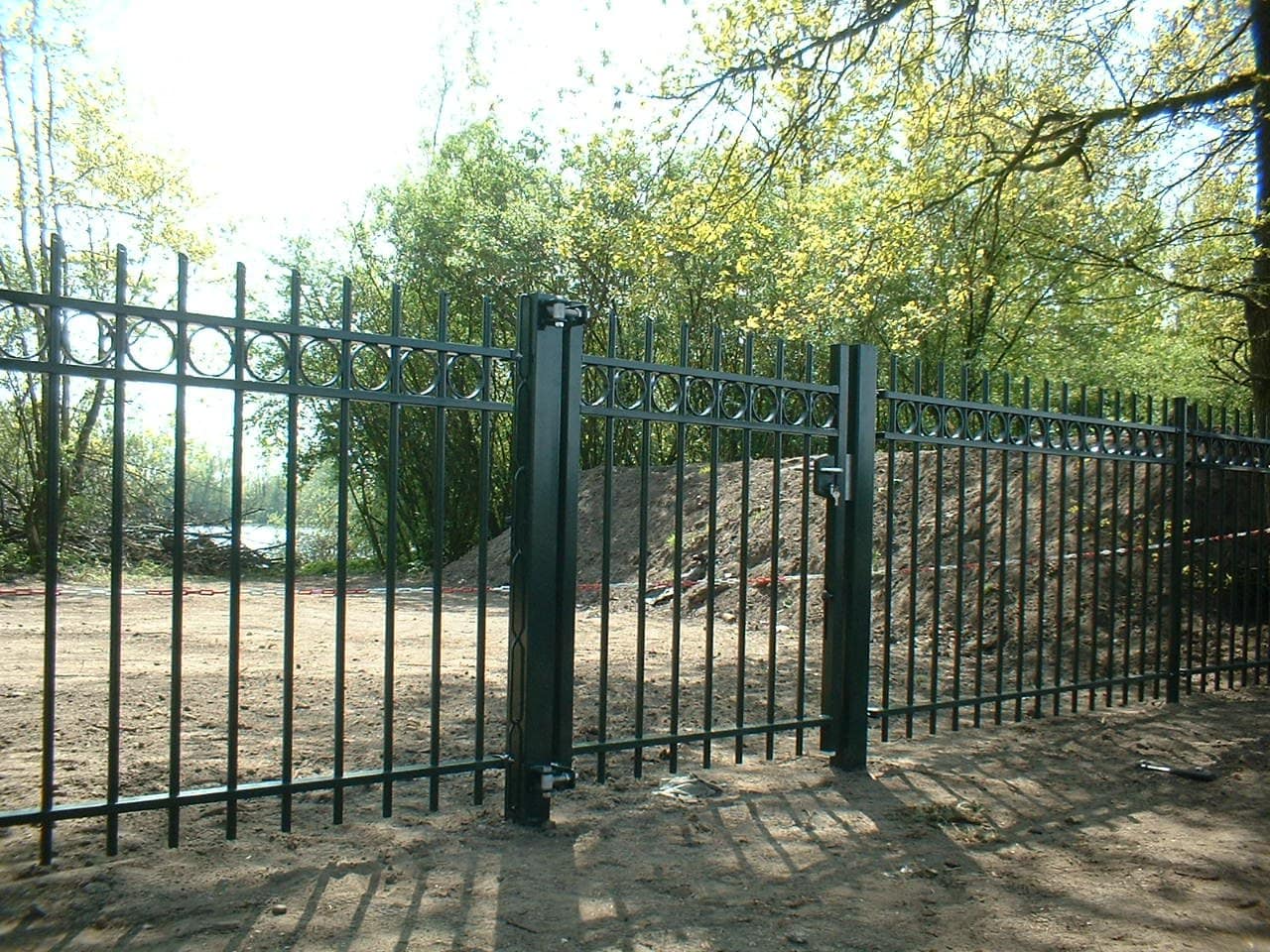 Spijlenhekwerk met dubbele poort