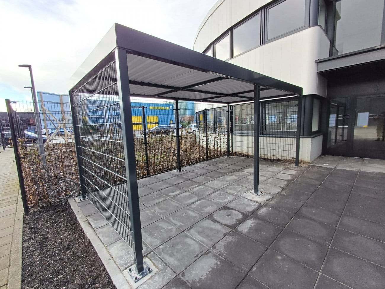 Open fietsenstalling met overkapping