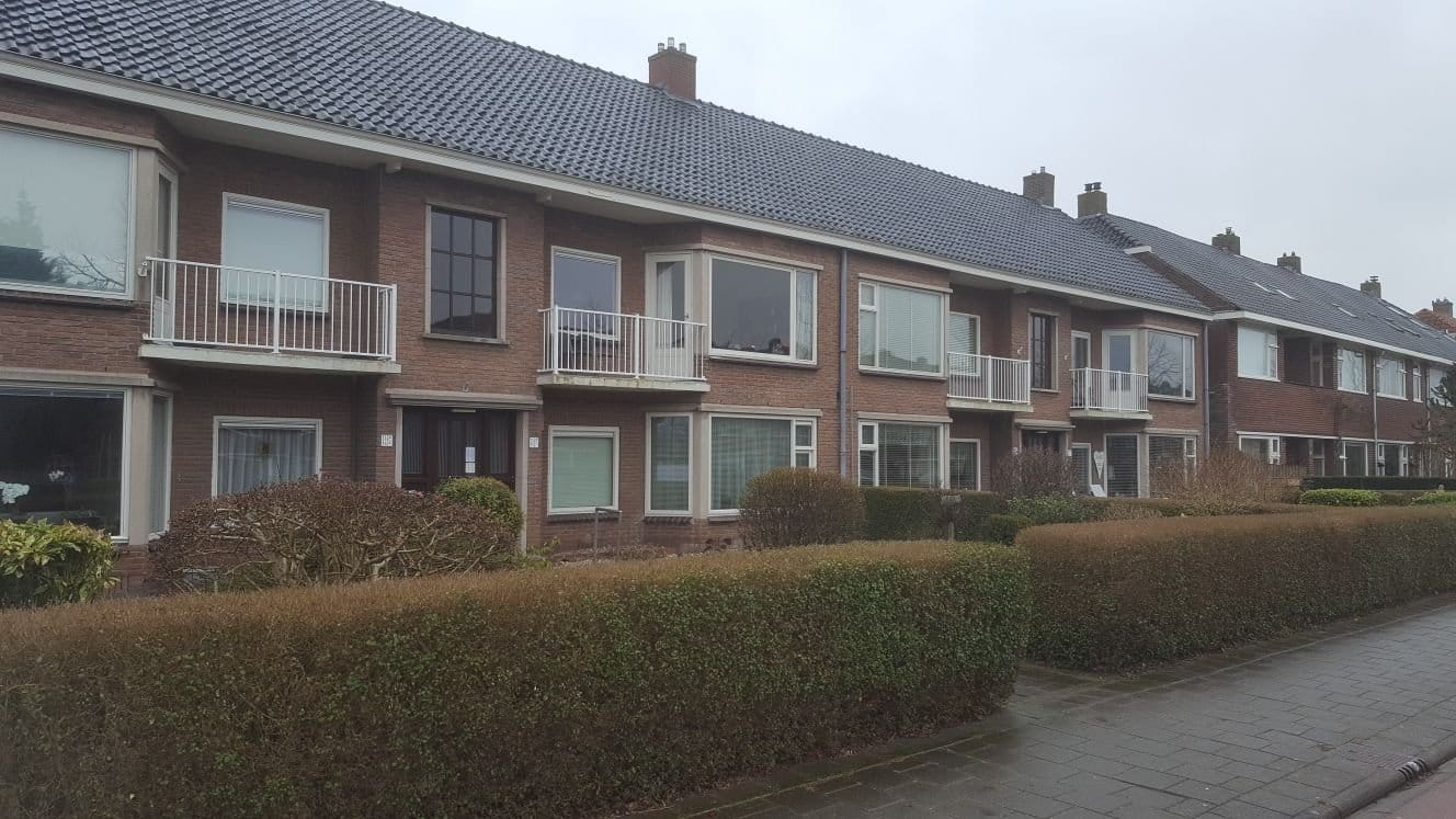 Balkonhekwerk met glazen vulling