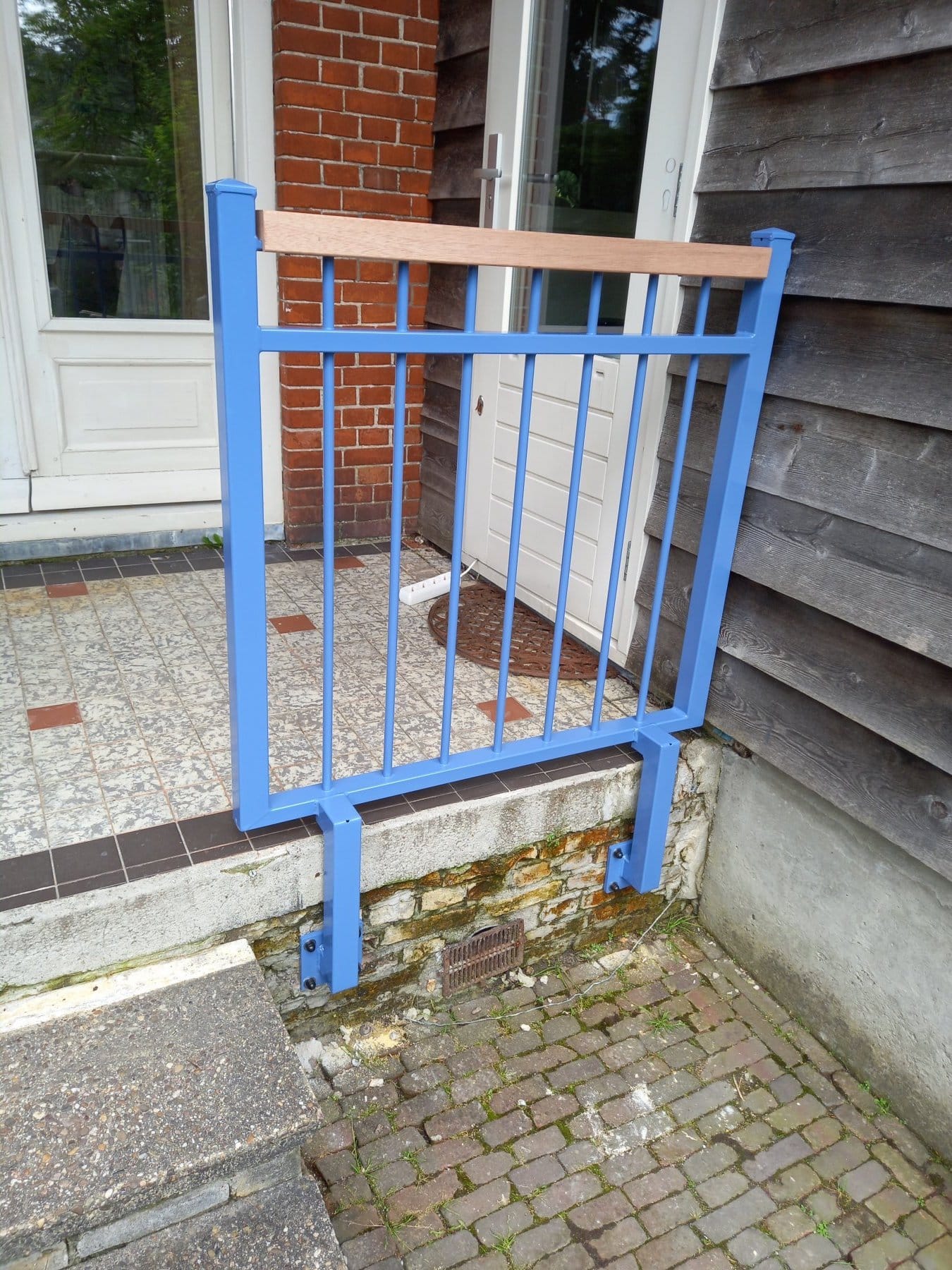 Balkon met strekmetalen hekwerk