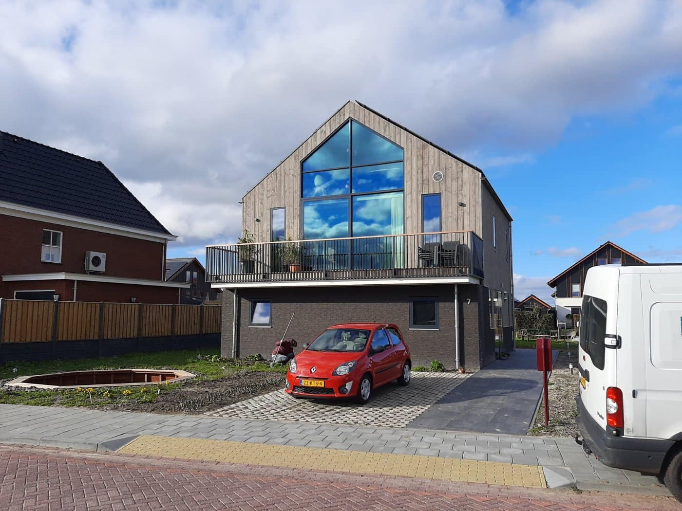 Balkonhekwerk in een winderige omgeving