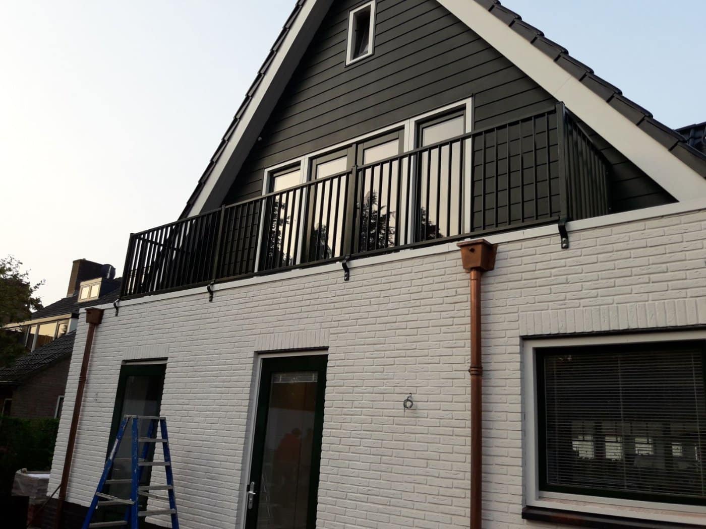 Balkonhekwerk aan de waterkant