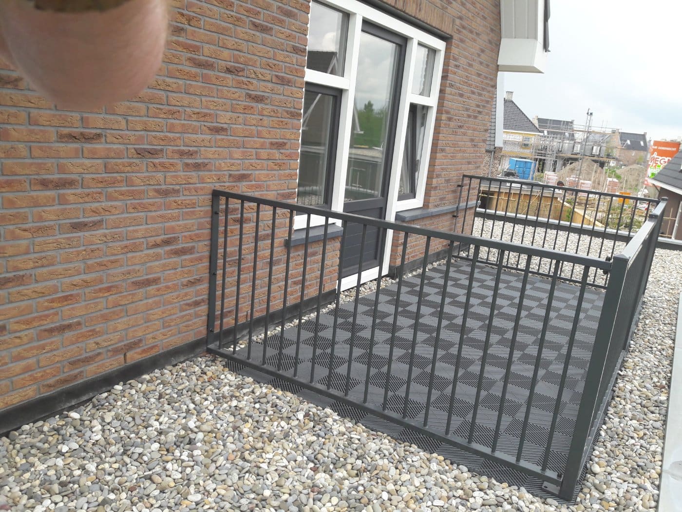 Stalen balkonhekwerk op een balkon
