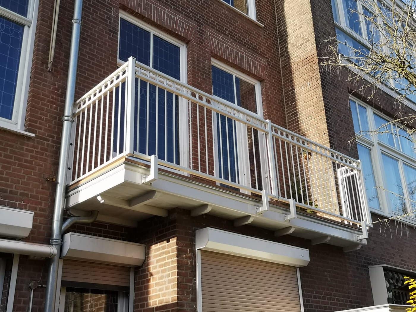 Smal balkon met strak hekwerk