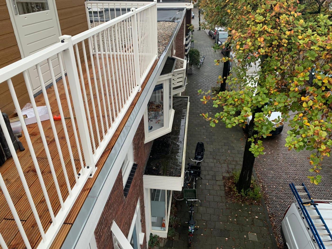 Balkonhekwerk wordt gemonteerd
