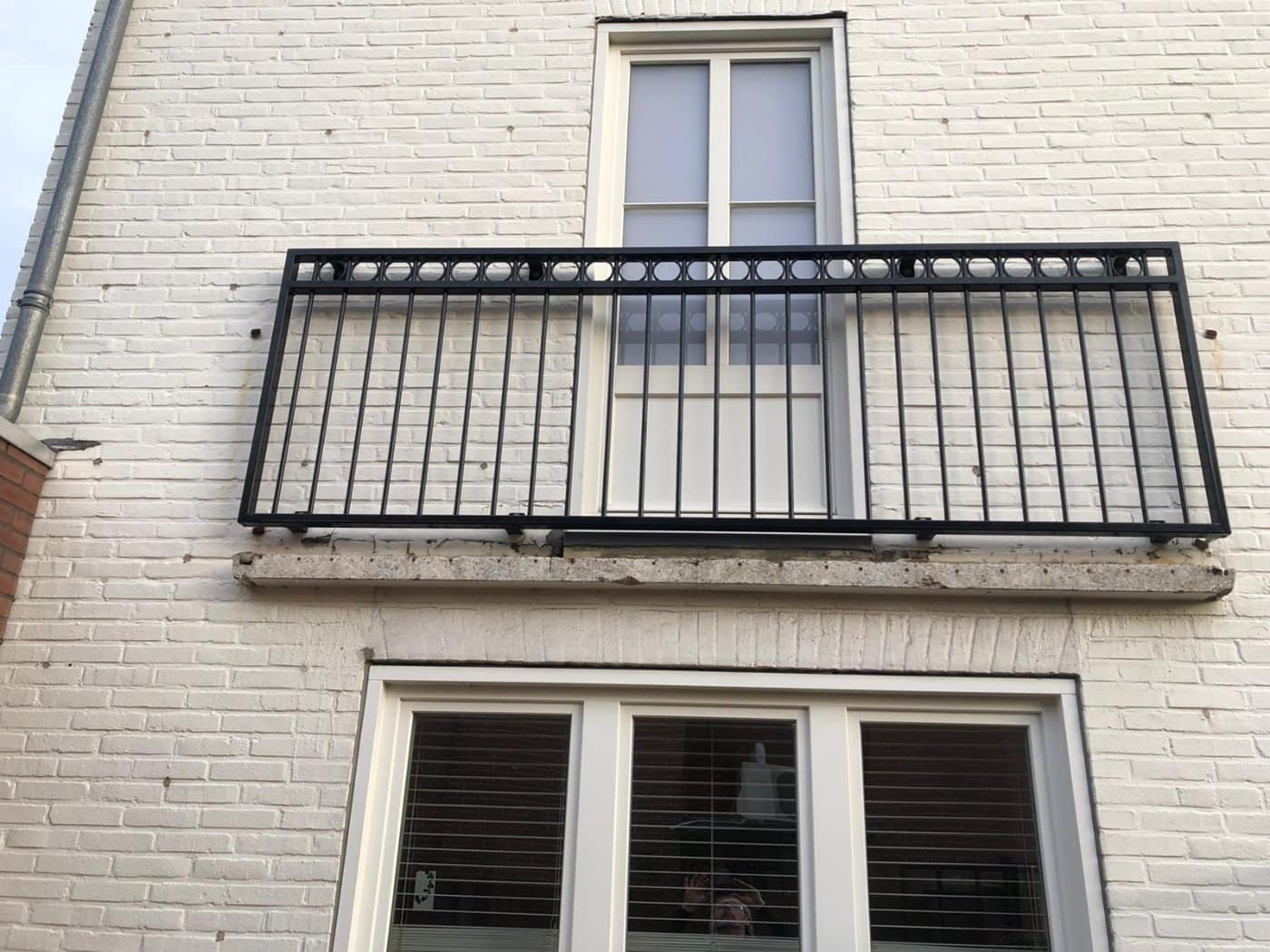 Balkon met hekwerk en screen