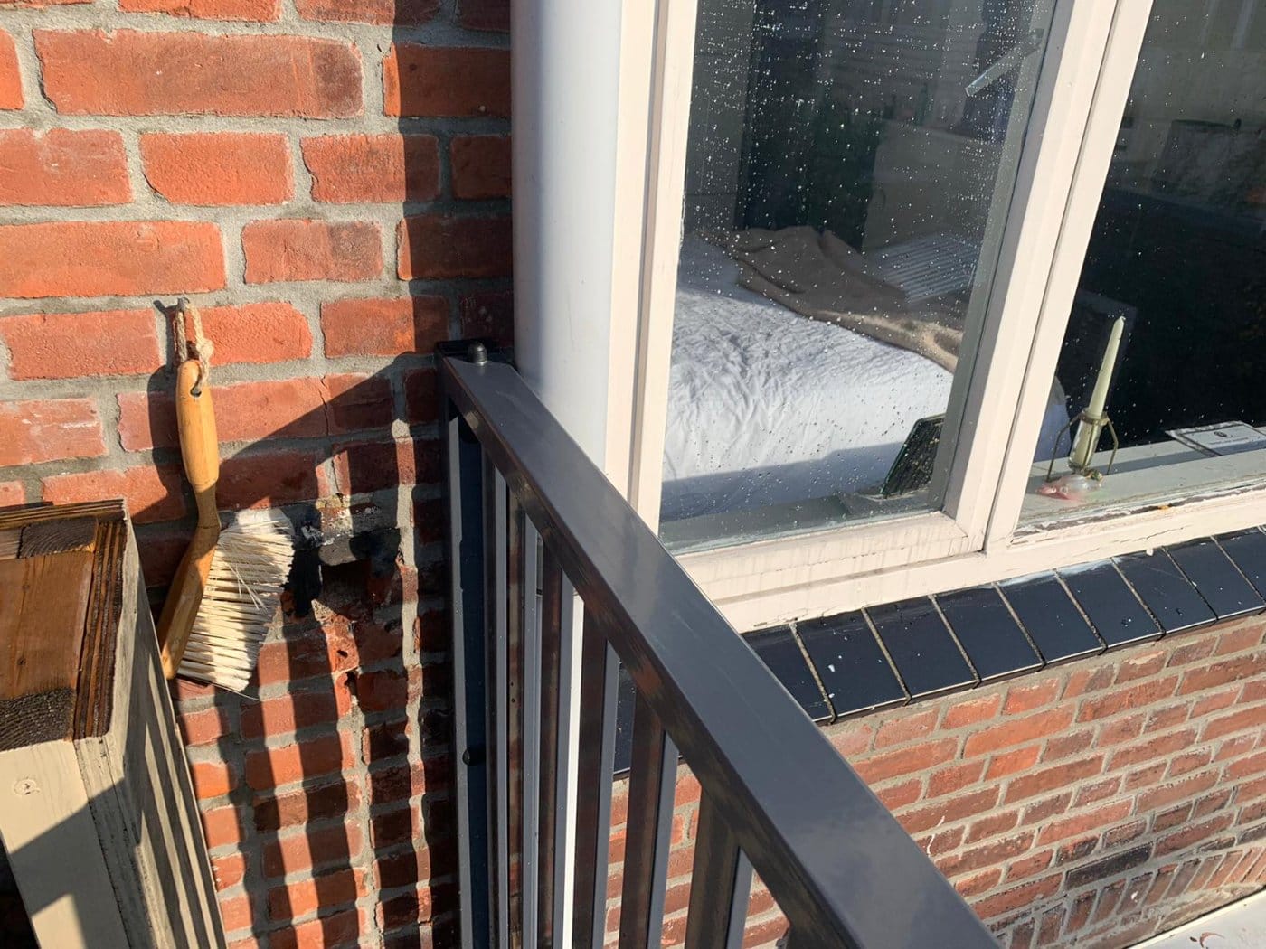 Stalen balkonhek met houten bovenregel