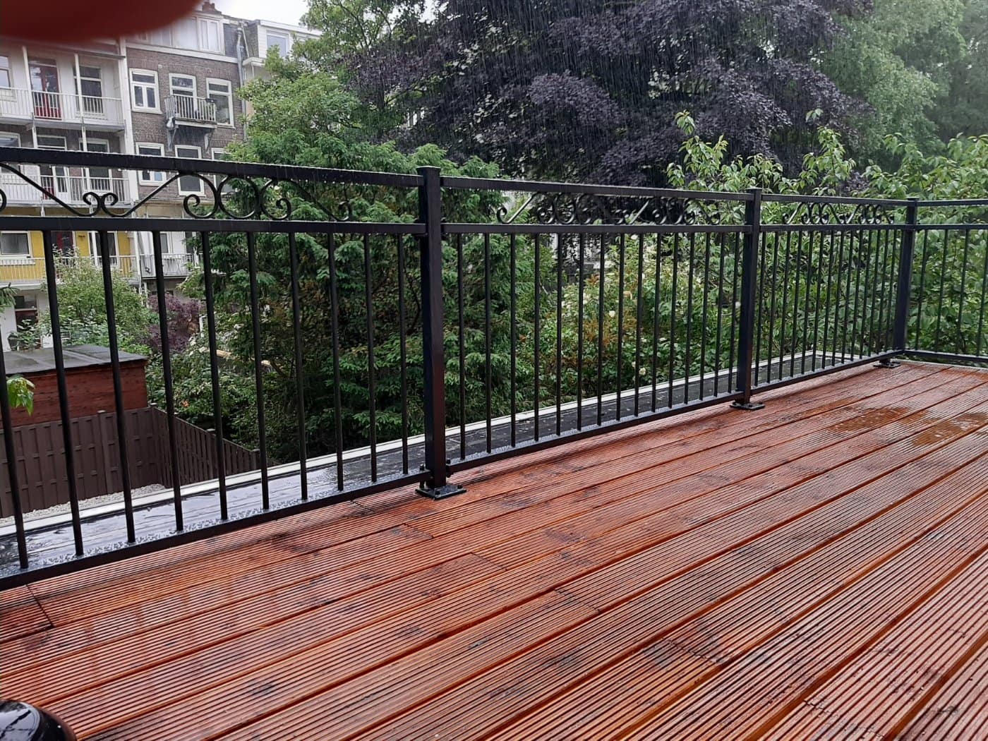 Balkon zonder hekwerk tijdens de montage