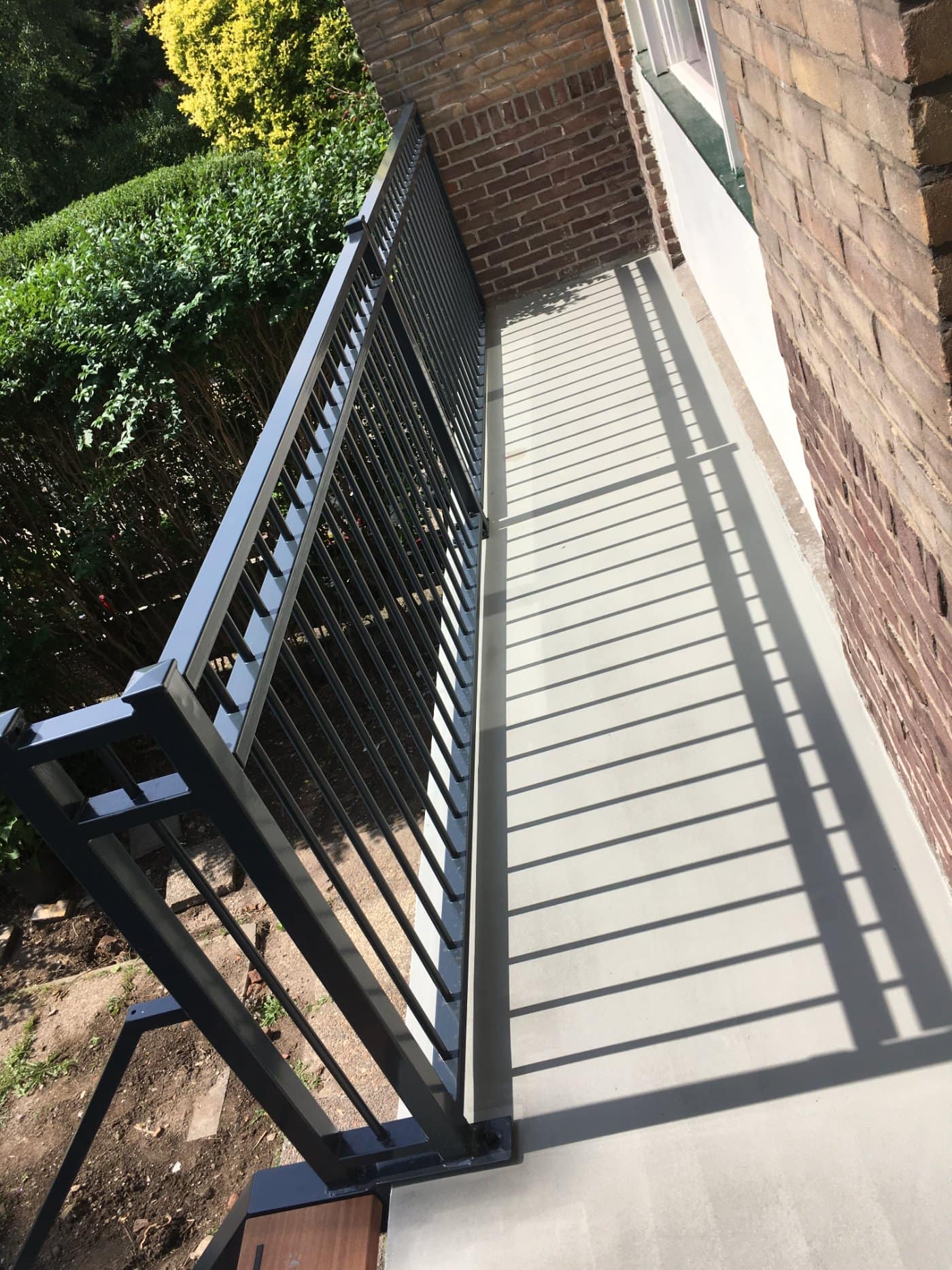 Balkonhekwerk gemonteerd aan een balkon
