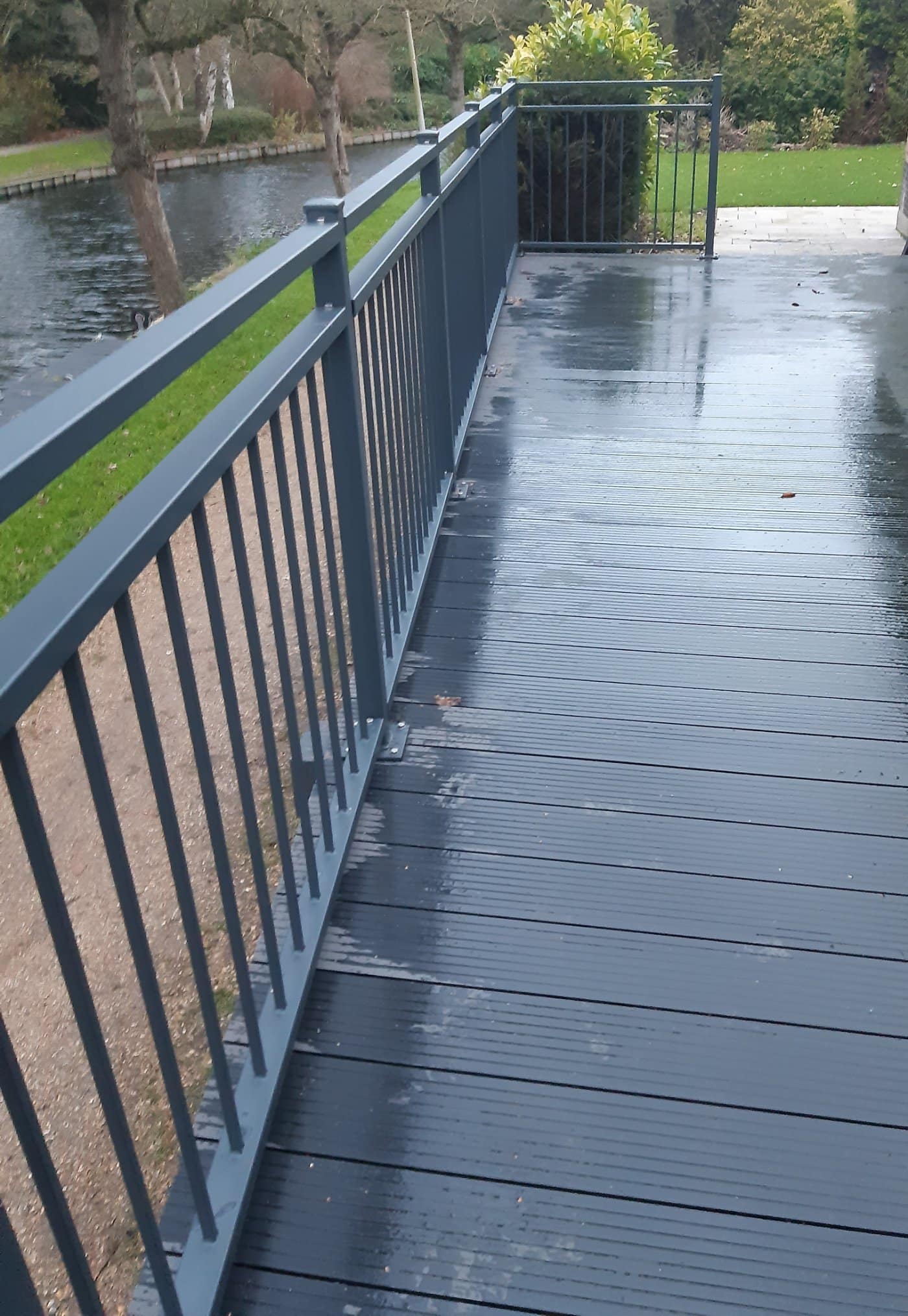 Kabelhekwerk op een balkon