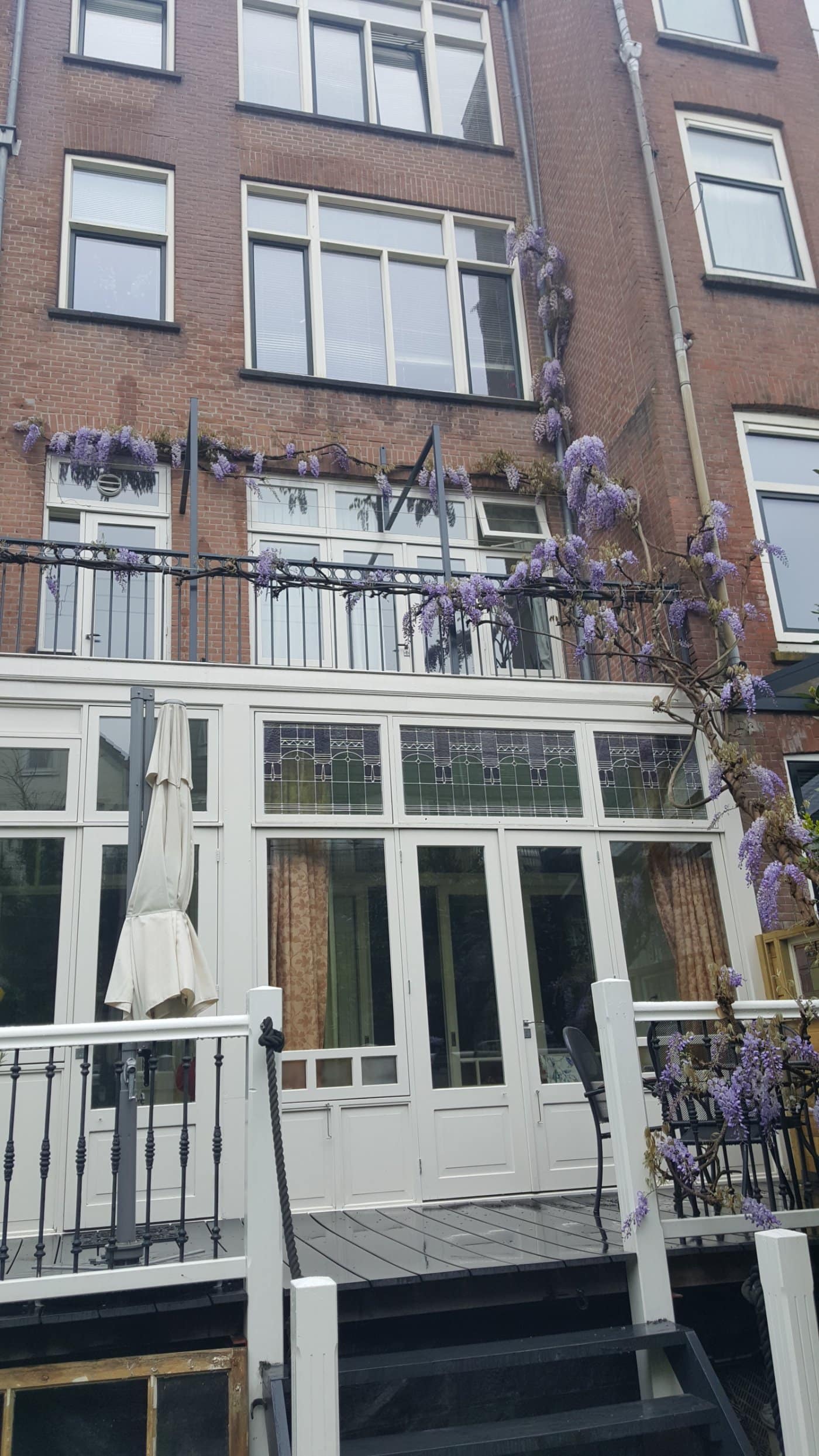 Balkonhekwerk op een smal balkon