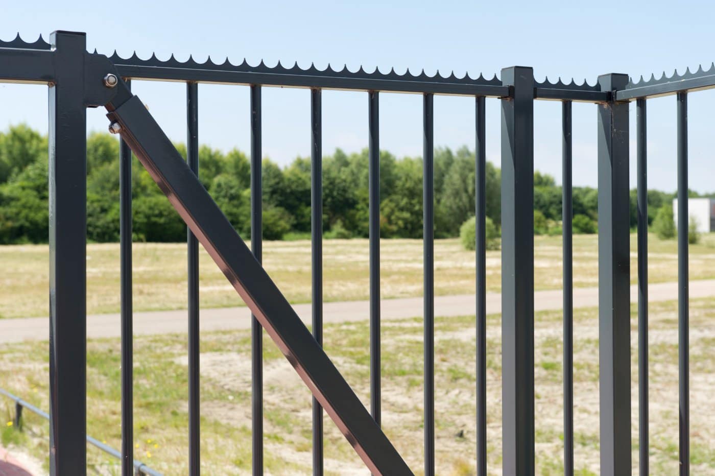 Poort in stalen spijlenhekwerk