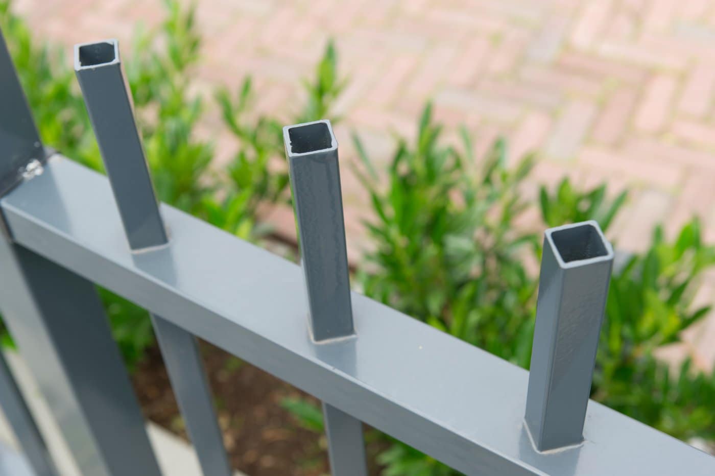 Stalen spijlenhekwerk rond een tuin