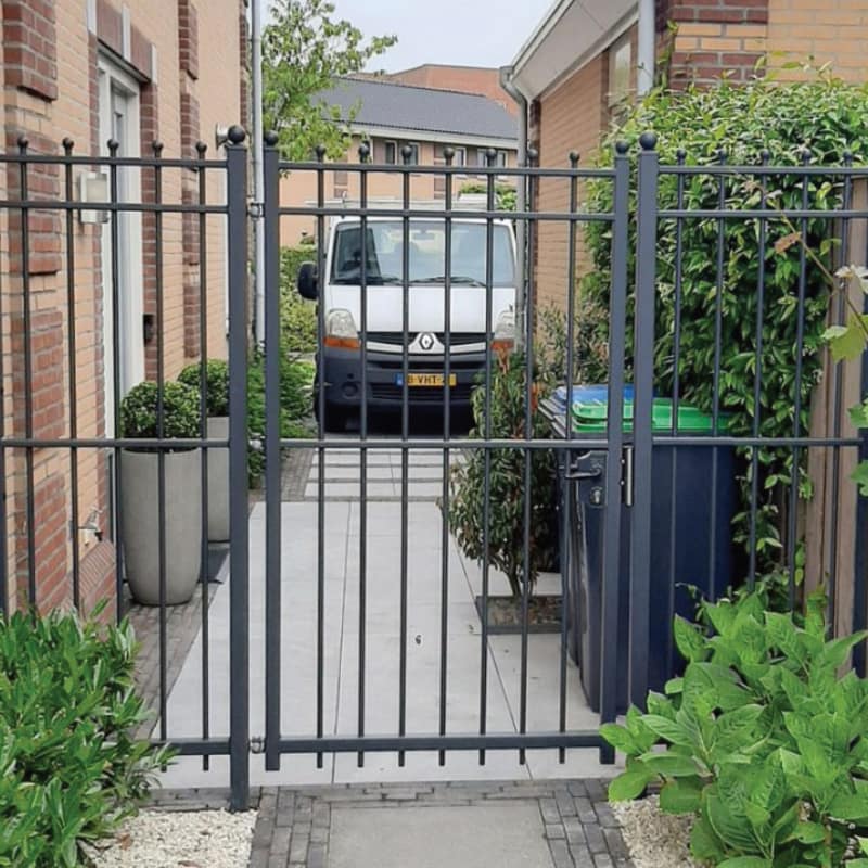 Sierhekwerk en poort