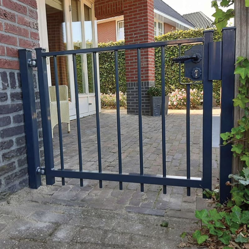 Sierhekwerk en poort